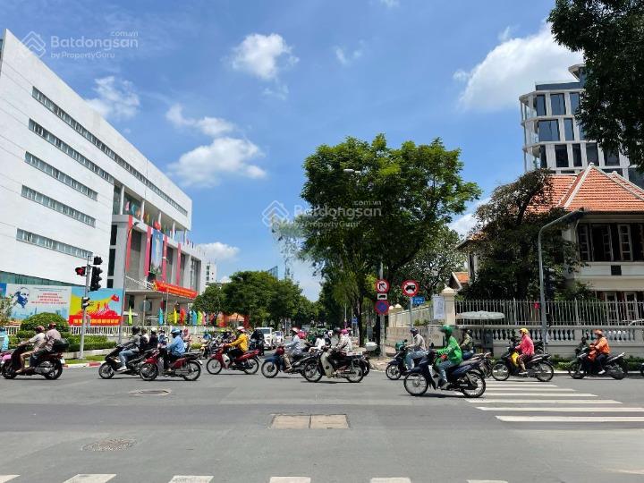 Cho thuê nhà mặt tiền võ thị sáu, quận 3. dt 30x70m, 1 trệt, 1 lầu. dtsd 4.200m2