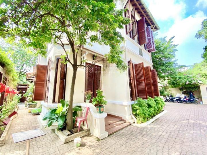 Cho thuê nhà mặt tiền võ thị sáu, quận 3. dt 30x70m, 1 trệt, 1 lầu. dtsd 4.200m2