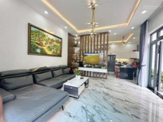 Bán biệt thự 300m2 ngang 10m2,có sân vườn xe hơi vào,5 phòng ngủ. phường phú thuận quận 7.chỉ 16.5t