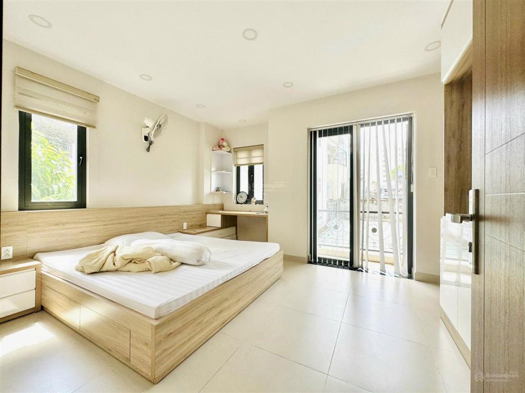Cho thuê chdv phòng ban công thang máy ở hoàng hoa thám bình thạnh gần cầu bông quận 1