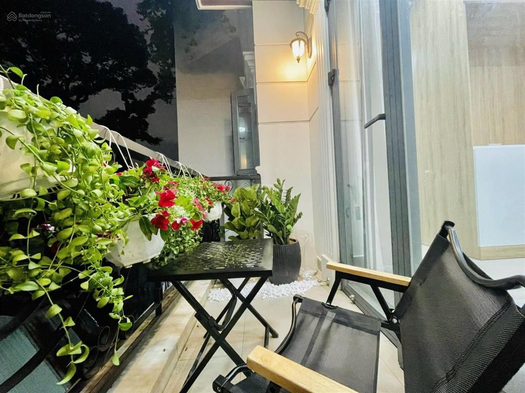 Cho thuê chdv phòng ban công thang máy ở hoàng hoa thám bình thạnh gần cầu bông quận 1