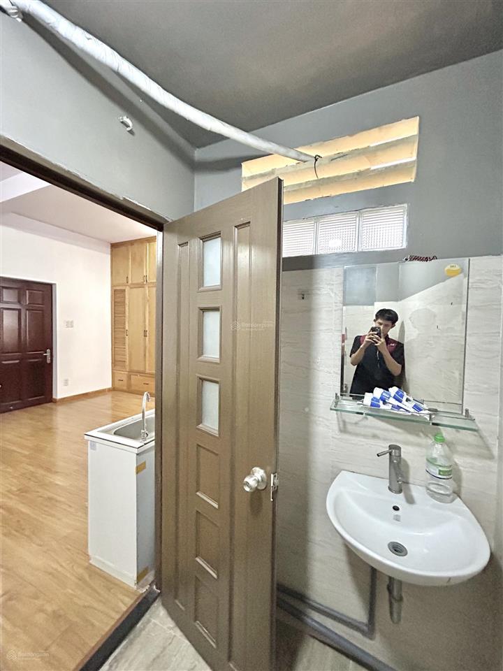 Cho thuê phòng rộng 35m2 tủ đồ lớn, cửa sổ ở hoàng hoa thám bình thạnh gần cầu bông chợ bà chiểu q1