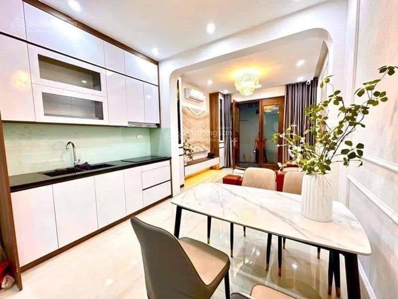 Bán nhà cầu giấy 53m2  5 tầng ,6 ngủ ngõ cực kỳ thoáng  nhỉnh 13tỷ