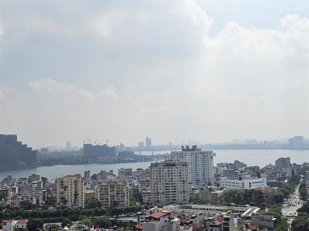 Em chuyên cập nhật ch ngoại giao đoàn, 95 m2, 2 pn. hot 8 tỷ.