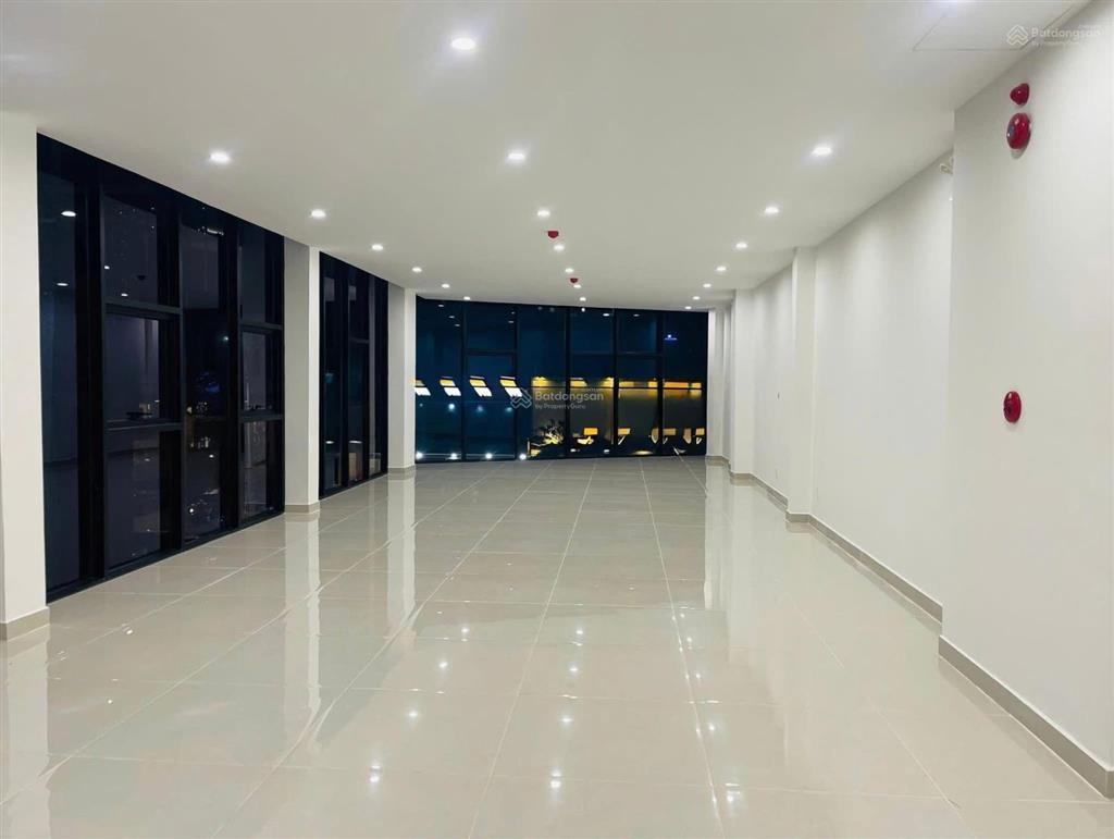Cho thuê nhà 7 tầng lô góc mt nguyễn văn linh nhà mới xây đẹp , full điều hoà , thang máy ,pccc