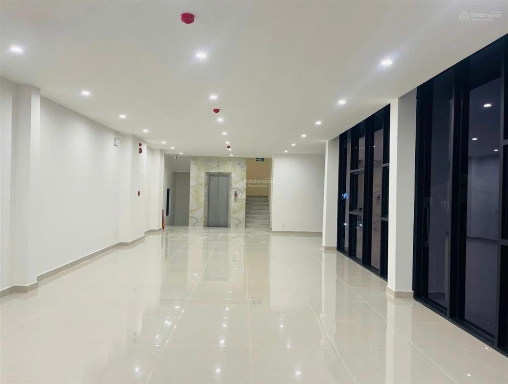 Cho thuê nhà 7 tầng lô góc mt nguyễn văn linh nhà mới xây đẹp , full điều hoà , thang máy ,pccc