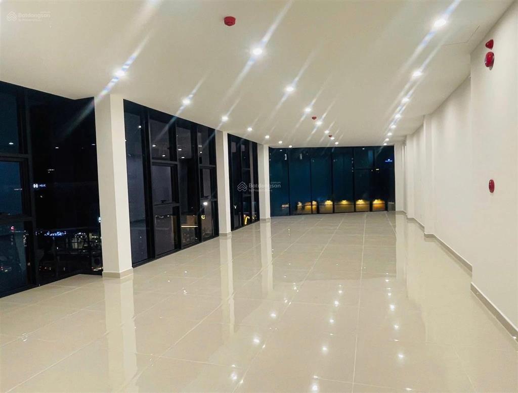 Cho thuê nhà 7 tầng lô góc mt nguyễn văn linh nhà mới xây đẹp , full điều hoà , thang máy ,pccc