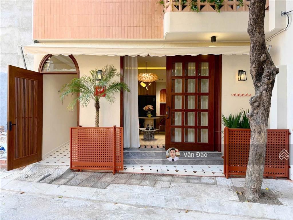 Nhà 3 tầng mới xây phong cách châu âu cổ điển , phù hợp mua ỏ hoặc cho thuê có dòng tiền cao