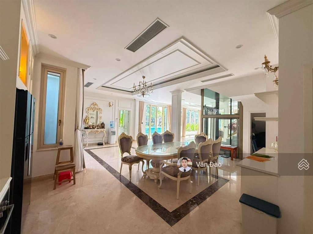 Villa view trực diện biển 8 phòng ngủ full nội thất, dt 800m2 cực rộng rãi