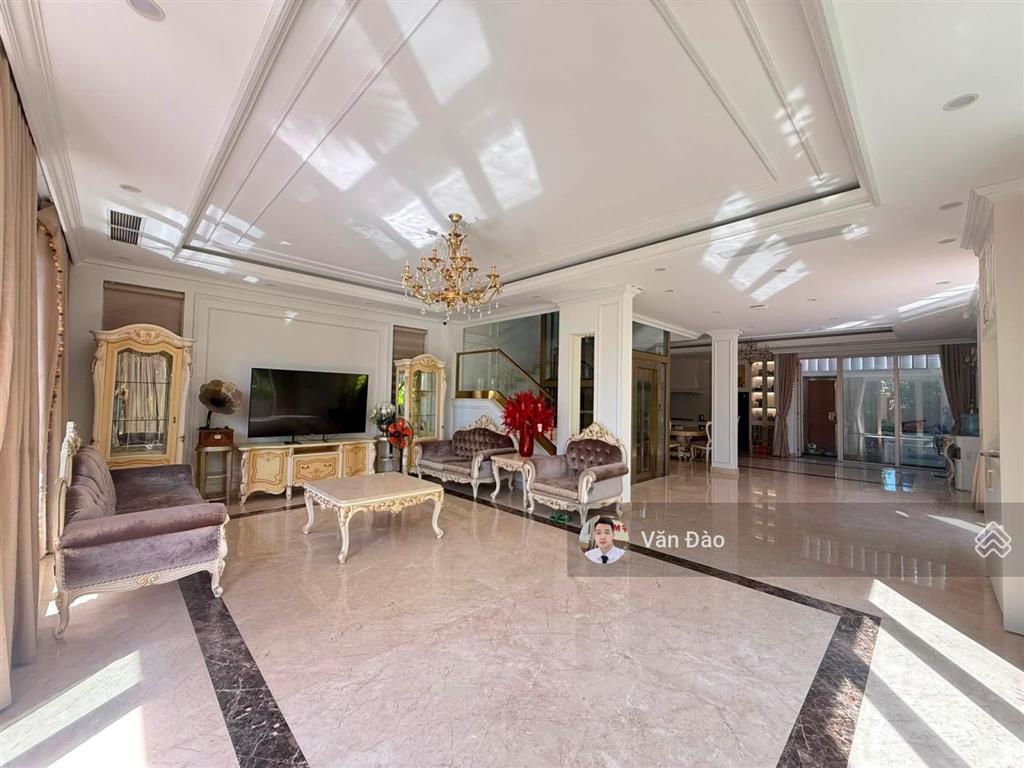 Villa view trực diện biển 8 phòng ngủ full nội thất, dt 800m2 cực rộng rãi