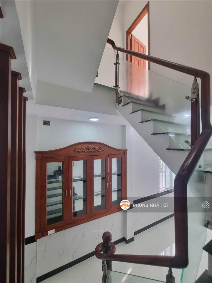 Hơn 4tỷ, bán nhà đẹp hẻm xe hơi quận 12