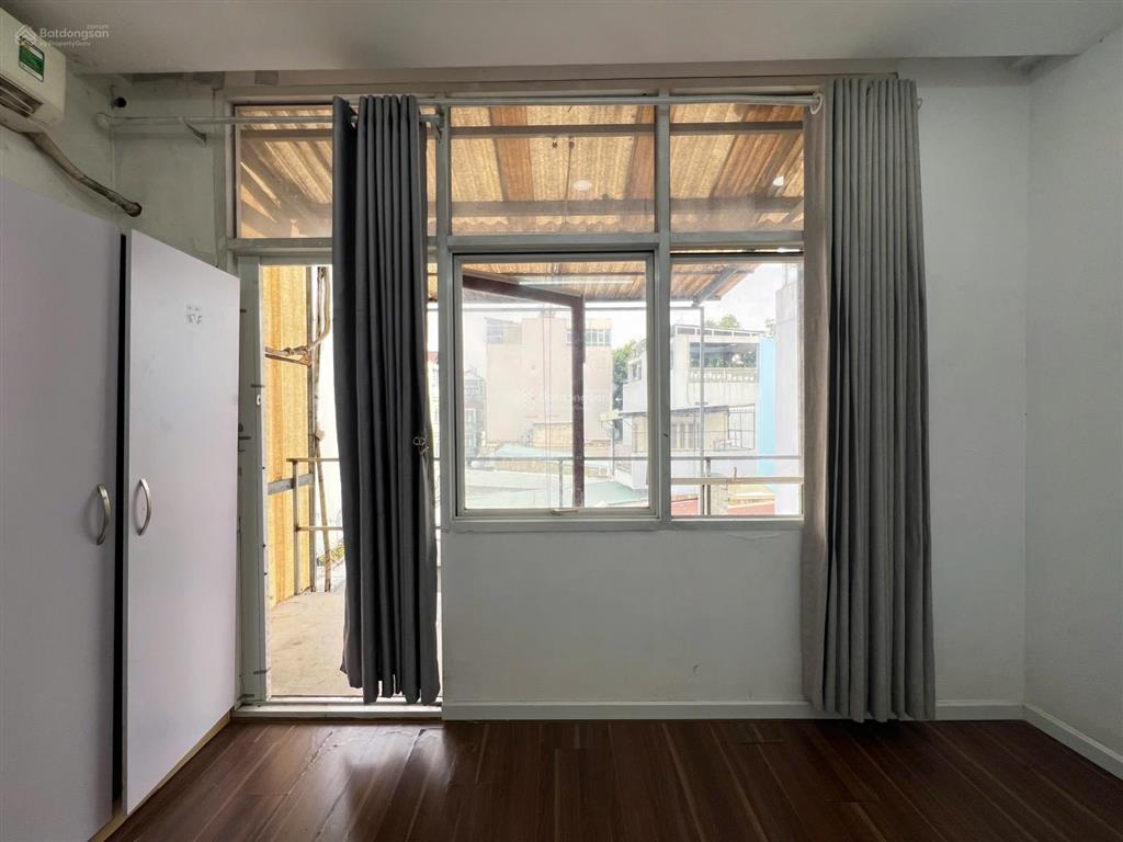 Cho thuê căn hộ 2 phòng ngủ bancol, máy giặt riêng, có tủ lạnh, 4 người 4 xe, ngay bờ kè hoàng sa