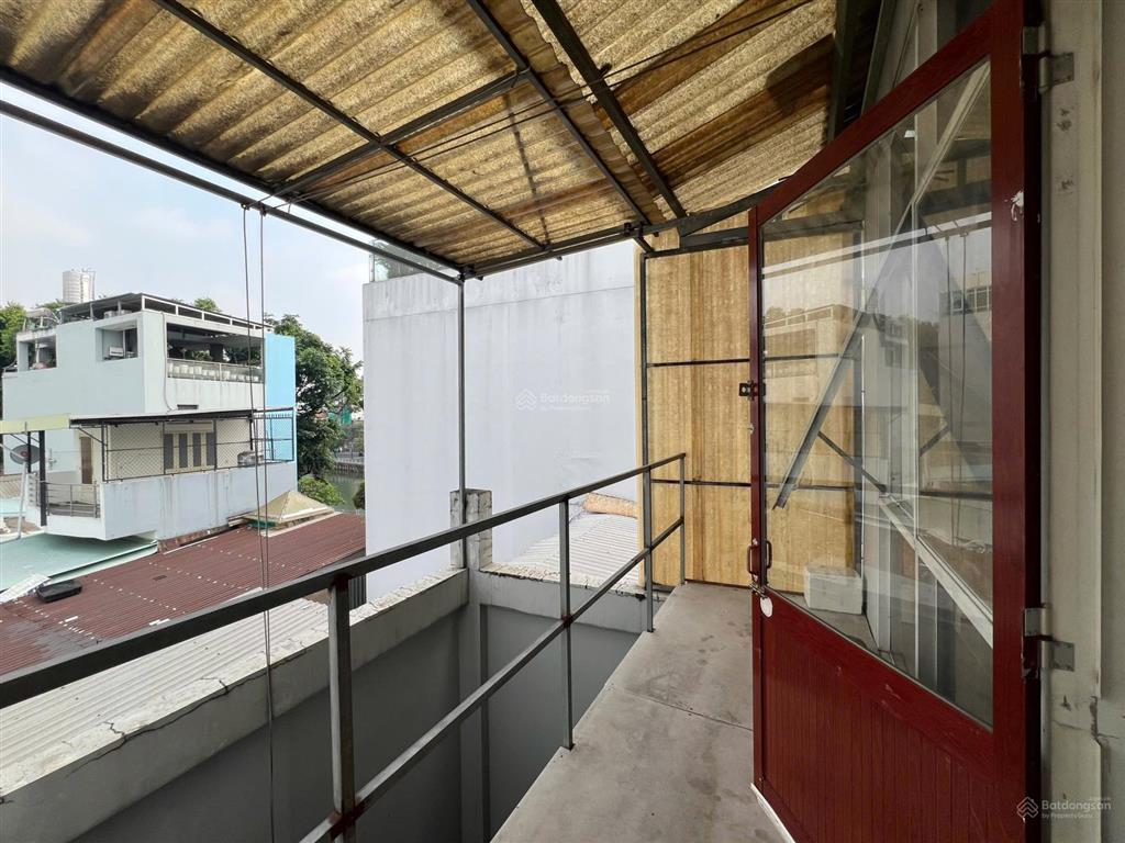 Cho thuê căn hộ 2 phòng ngủ bancol, máy giặt riêng, có tủ lạnh, 4 người 4 xe, ngay bờ kè hoàng sa