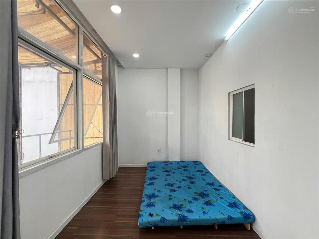 Cho thuê căn hộ 2 phòng ngủ bancol, máy giặt riêng, có tủ lạnh, 4 người 4 xe, ngay bờ kè hoàng sa