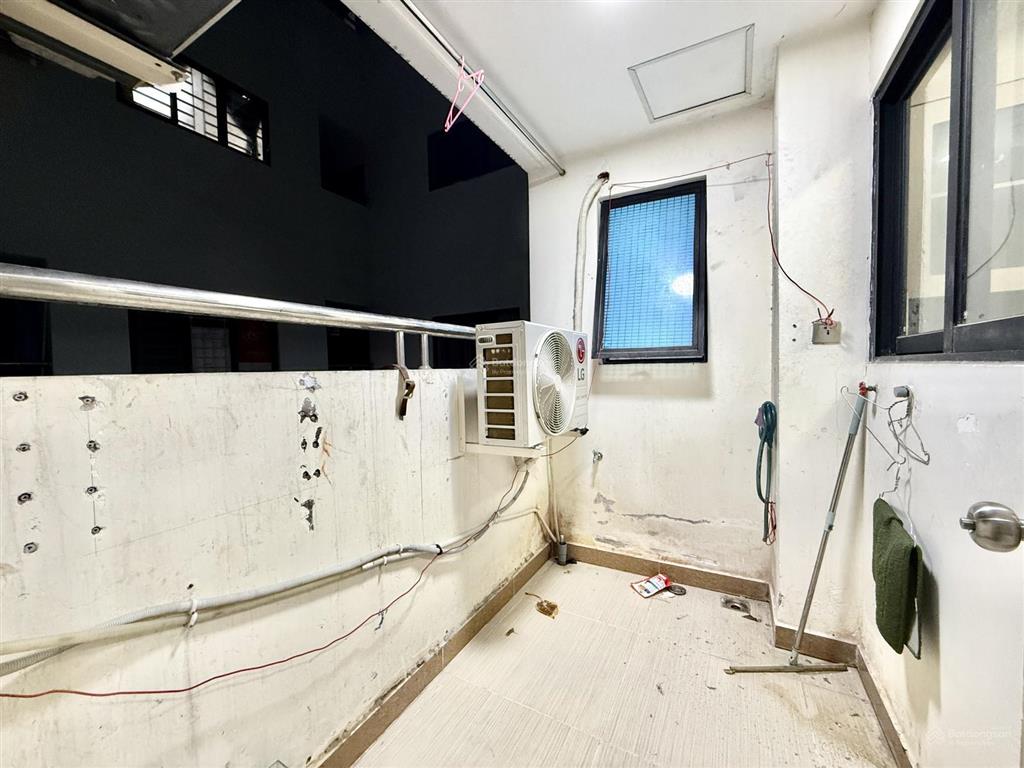 Cho thuê chung cư the usefull, 2 phòng ngủ 1pk, rộng 63m2, có hầm ô tô, gần đại học bách khoa