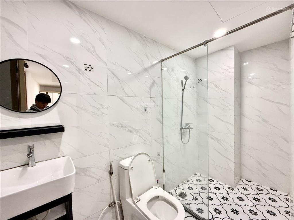 Cho thuê căn hộ penhuose 1 phòng ngủ tách bếp bancol, rộng 50m2, ngay nhà hát hoà bình quận 10