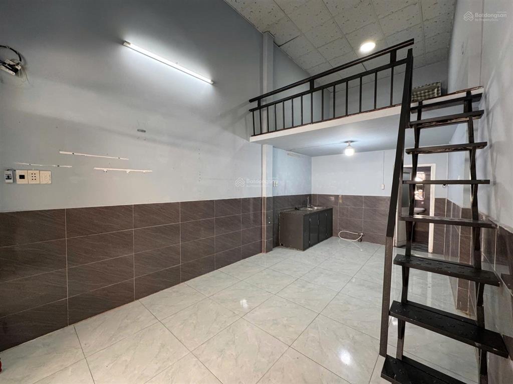 Cho thuê mặt bằng kinh doanh, vp nail spa, gác cao 2m đứng được, rộng 50m2, ngay cầu vượt 3 tháng 2
