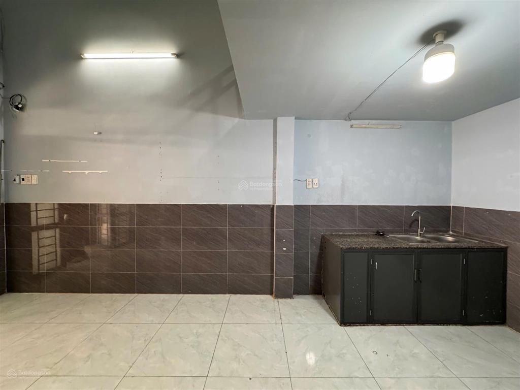 Cho thuê mặt bằng kinh doanh, vp nail spa, gác cao 2m đứng được, rộng 50m2, ngay cầu vượt 3 tháng 2