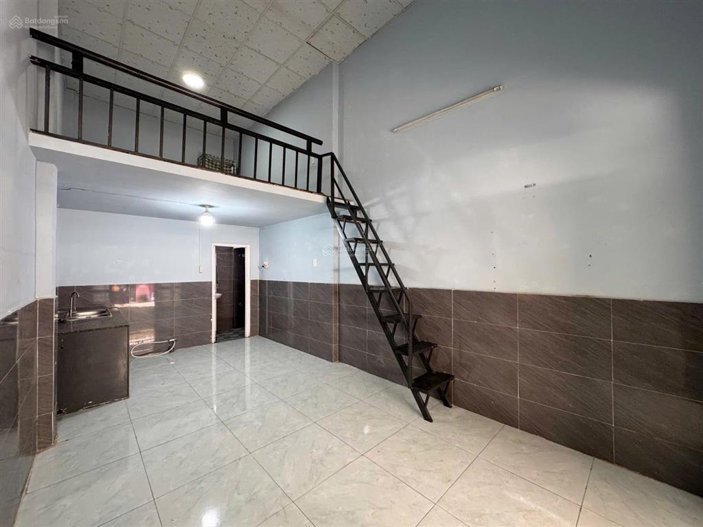 Cho thuê mặt bằng kinh doanh, vp nail spa, gác cao 2m đứng được, rộng 50m2, ngay cầu vượt 3 tháng 2