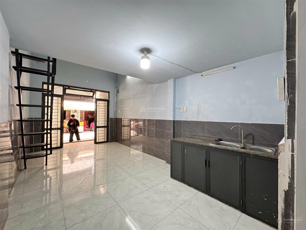 Cho thuê mặt bằng kinh doanh, vp nail spa, gác cao 2m đứng được, rộng 50m2, ngay cầu vượt 3 tháng 2
