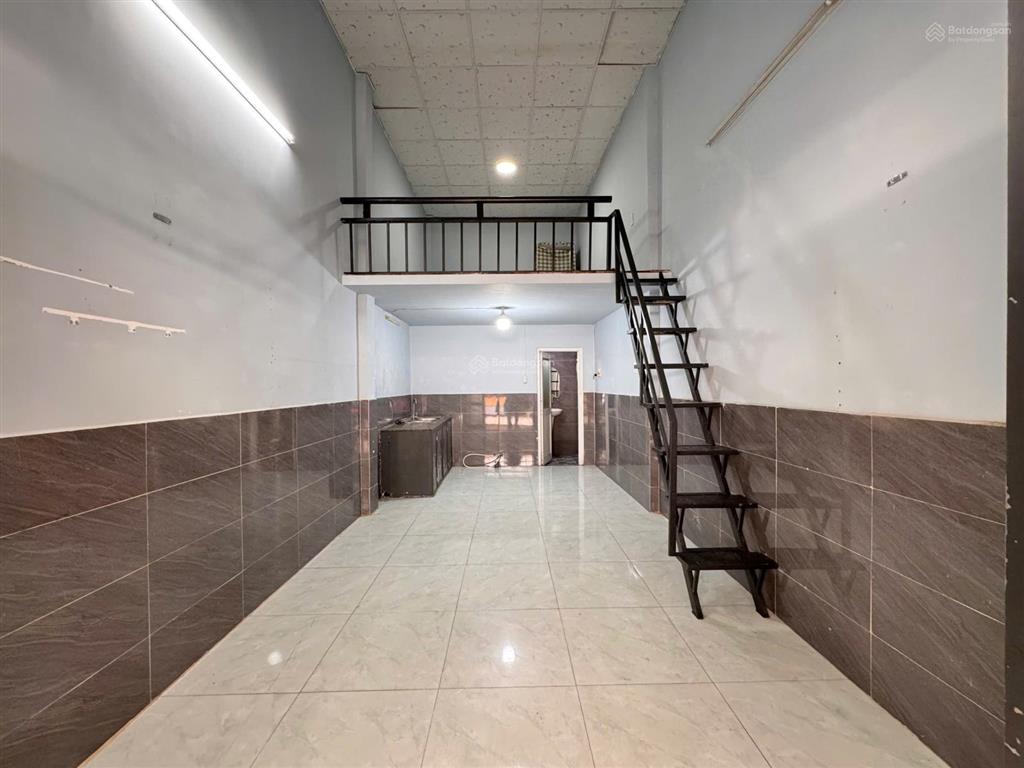 Cho thuê mặt bằng kinh doanh, vp nail spa, gác cao 2m đứng được, rộng 50m2, ngay cầu vượt 3 tháng 2