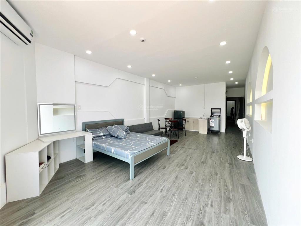 Cho thuê căn hộ bancol thiết kế luxury, thang máy, rộng 50m2, full nt mới,ngay vòng xoay lý thái tổ
