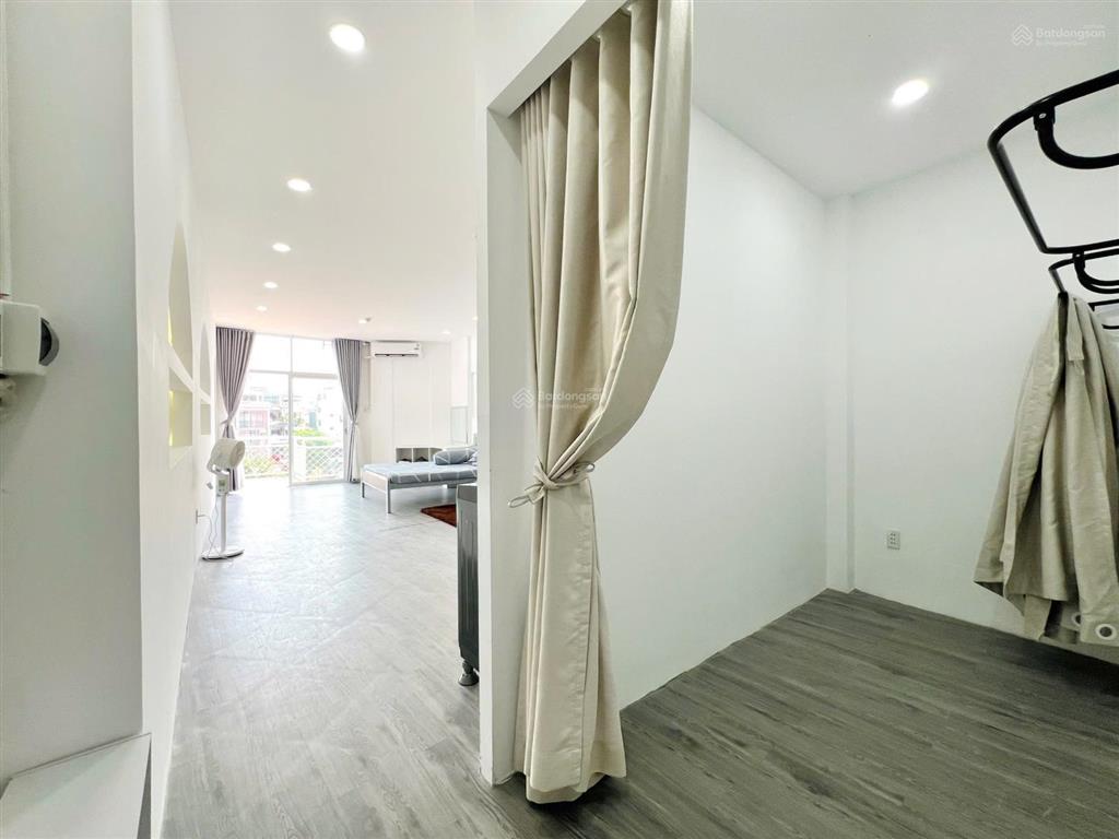 Cho thuê căn hộ bancol thiết kế luxury, thang máy, rộng 50m2, full nt mới,ngay vòng xoay lý thái tổ