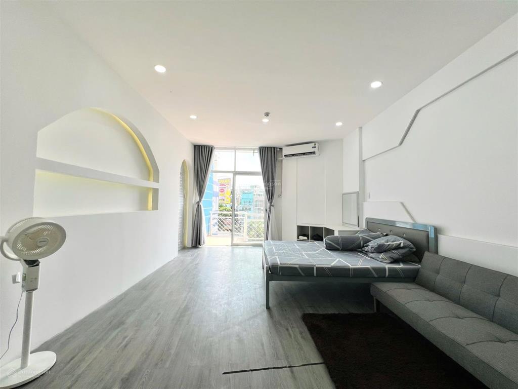 Cho thuê căn hộ bancol thiết kế luxury, thang máy, rộng 50m2, full nt mới,ngay vòng xoay lý thái tổ