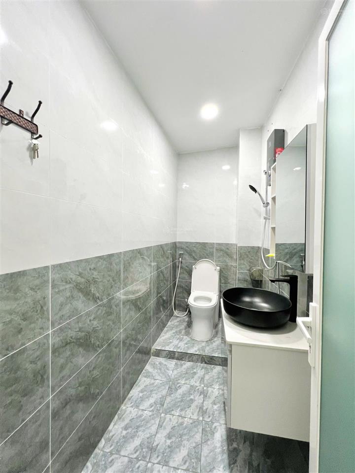 Cho thuê căn hộ bancol thiết kế luxury, thang máy, rộng 50m2, full nt mới,ngay vòng xoay lý thái tổ