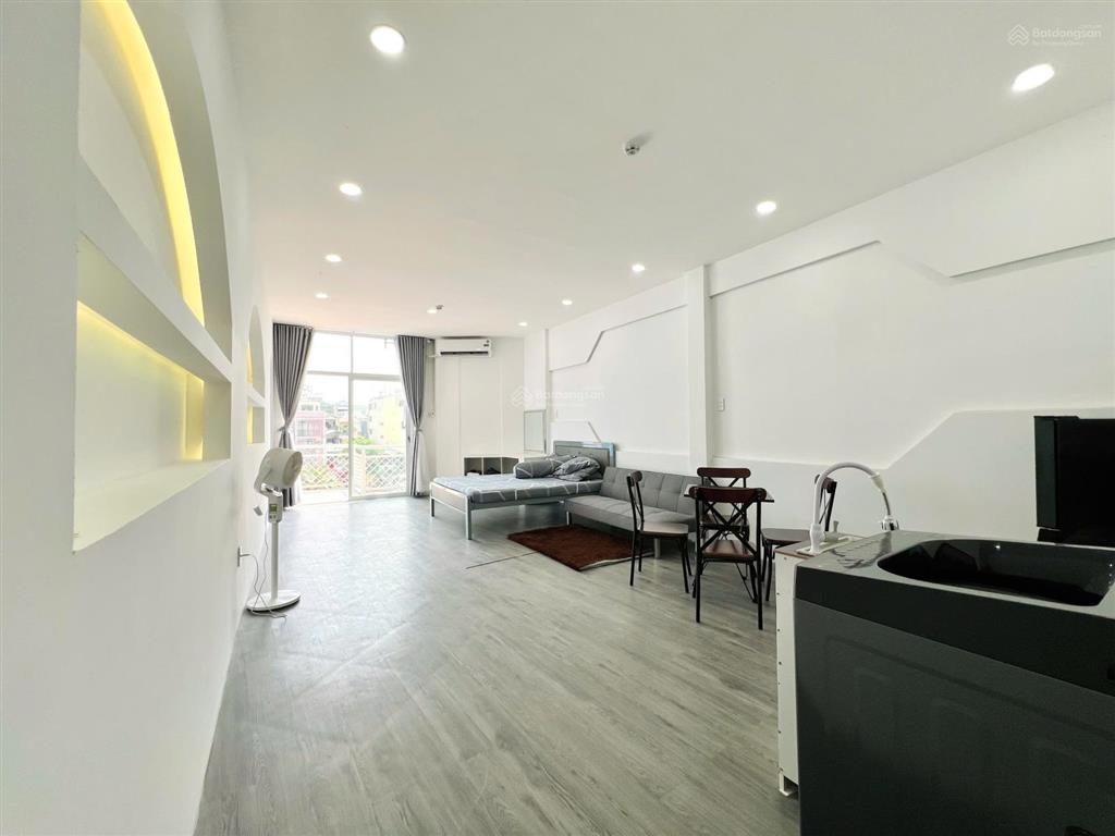 Cho thuê căn hộ bancol thiết kế luxury, thang máy, rộng 50m2, full nt mới,ngay vòng xoay lý thái tổ