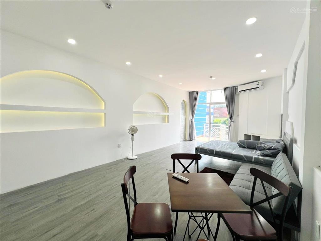 Cho thuê căn hộ bancol thiết kế luxury, thang máy, rộng 50m2, full nt mới,ngay vòng xoay lý thái tổ