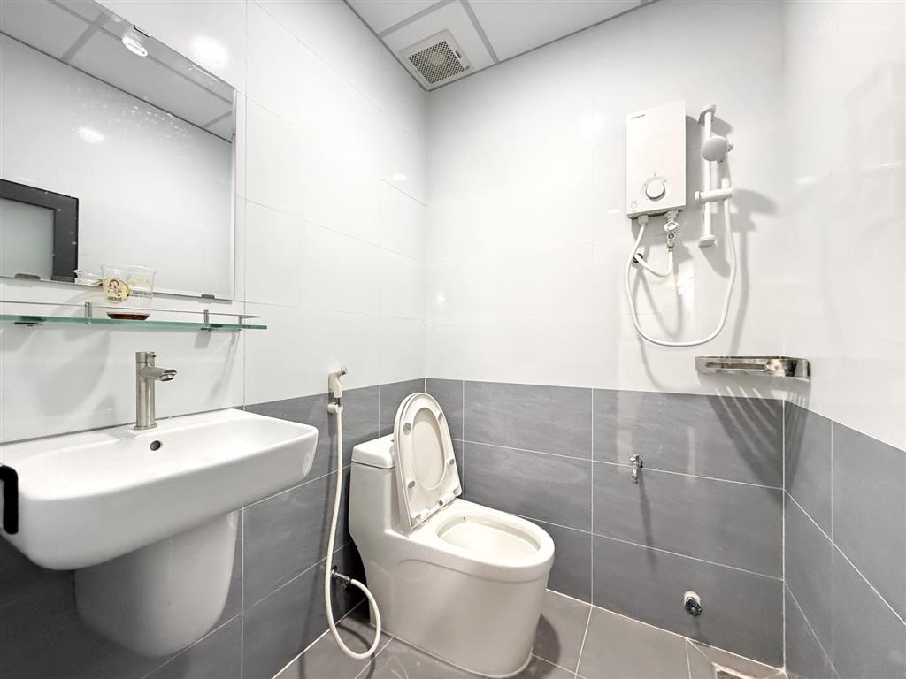 Cho thuê căn hộ gác cửa sổ, thang máy, full nội thất, rộng 30m2, ngay đại học bách khoa q10