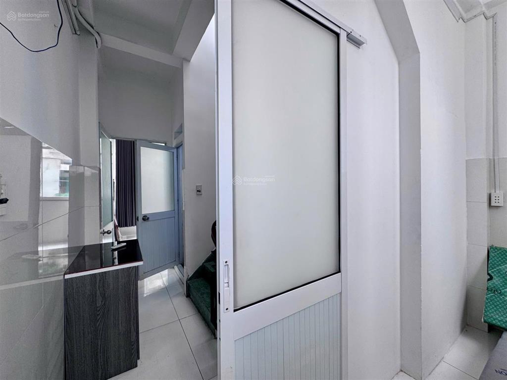 Cho thuê căn hộ nguyên tầng 2 phòng ngủ, full nội thất, rộng 40m2, ngay đại học kinh tế ueh