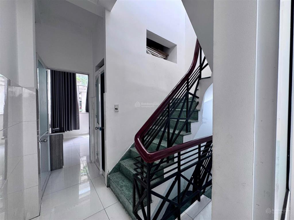 Cho thuê căn hộ nguyên tầng 2 phòng ngủ, full nội thất, rộng 40m2, ngay đại học kinh tế ueh