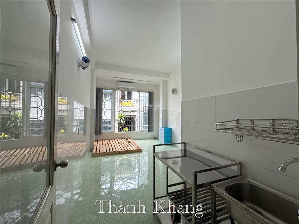 Cho thuê căn hộ cửa sổ lớn, full nội thất, rộng 27m2, có tủ lạnh lớn, ngay đại học kinh tế q10