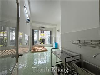 Cho thuê căn hộ cửa sổ lớn, full nội thất, rộng 27m2, có tủ lạnh lớn, ngay đại học kinh tế q10