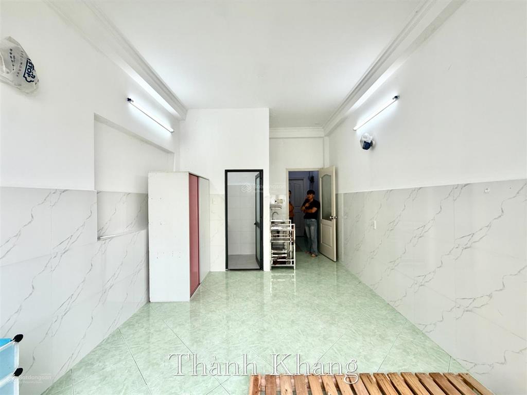 Cho thuê căn hộ cửa sổ lớn, full nội thất, rộng 27m2, có tủ lạnh lớn, ngay đại học kinh tế q10