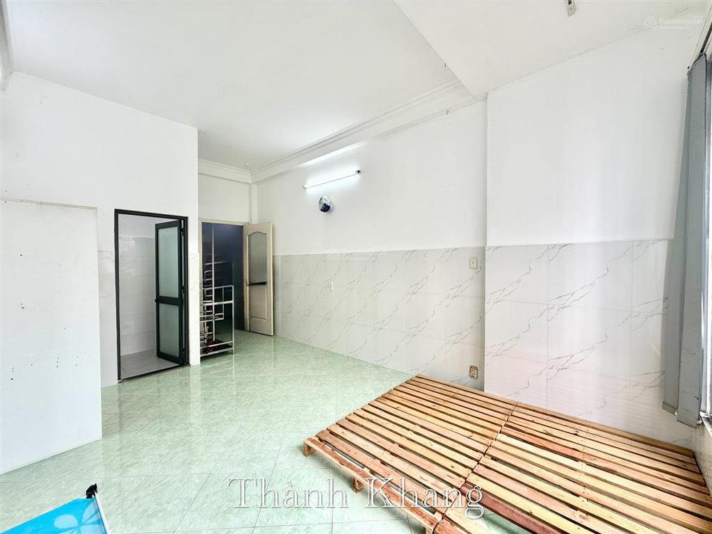 Cho thuê căn hộ cửa sổ lớn, full nội thất, rộng 27m2, có tủ lạnh lớn, ngay đại học kinh tế q10