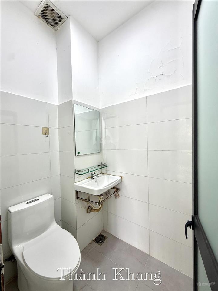 Cho thuê căn hộ cửa sổ lớn, full nội thất, rộng 27m2, có tủ lạnh lớn, ngay đại học kinh tế q10