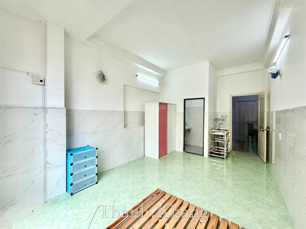 Cho thuê căn hộ cửa sổ lớn, full nội thất, rộng 27m2, có tủ lạnh lớn, ngay đại học kinh tế q10