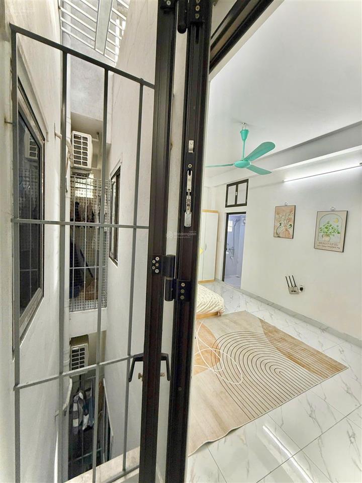 Cho thuê ccmn cổ nhuế, 25m, ban công, thang máy, sát chợ, ở ngay, 3.8 triệu