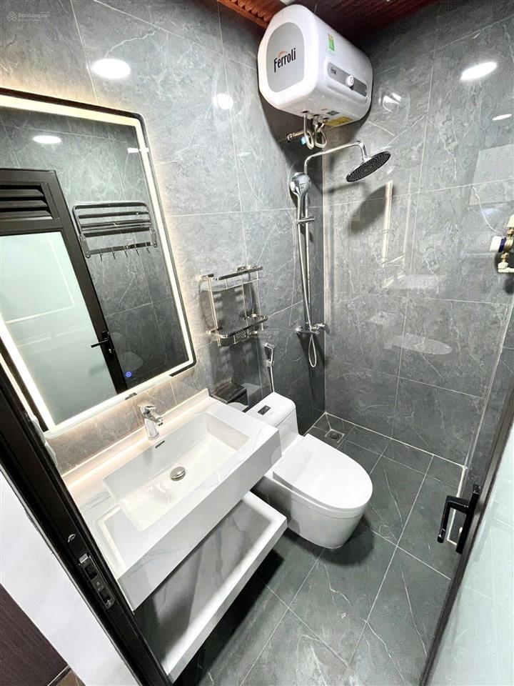 Cho thuê phòng 2 ngủ gác xép 5tr4 ban công rộng, ánh sáng tự nhiên, gần hồ định công, đh thăng long