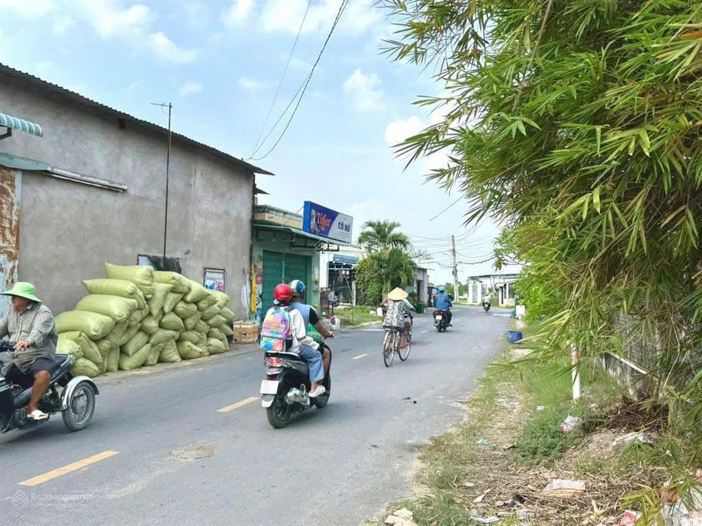 Cần bán đất mặt tiền đường giồng cát xã tân phú trung củ chi dt 184m có 156,7m thổ cư (6x30m) 2ty3