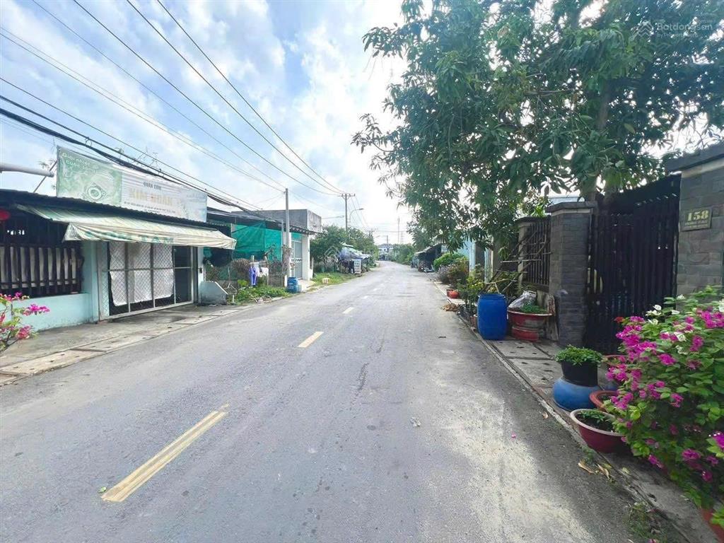 Cần bán đất mặt tiền đường giồng cát xã tân phú trung củ chi dt 184m có 156,7m thổ cư (6x30m) 2ty3