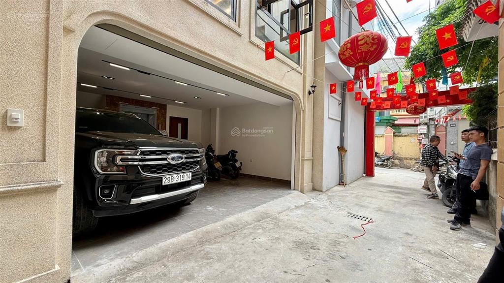Hàng xóm ngoại giao đoàn  phân lô 6 tầng thang máy  gara oto  ngõ thông các ngả  nhà đẹp long l