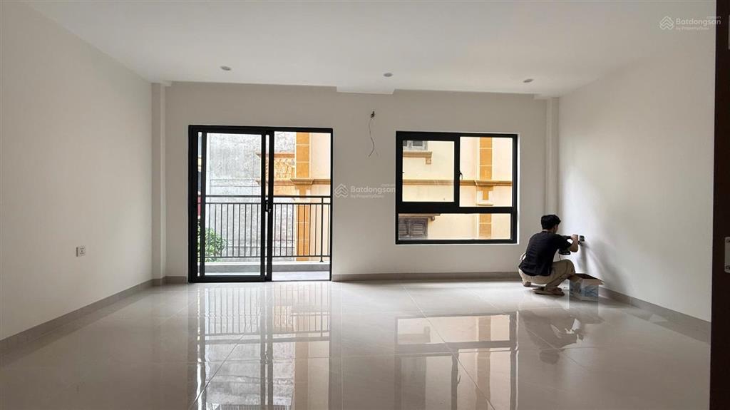 Hàng xóm ngoại giao đoàn  phân lô 6 tầng thang máy  gara oto  ngõ thông các ngả  nhà đẹp long l