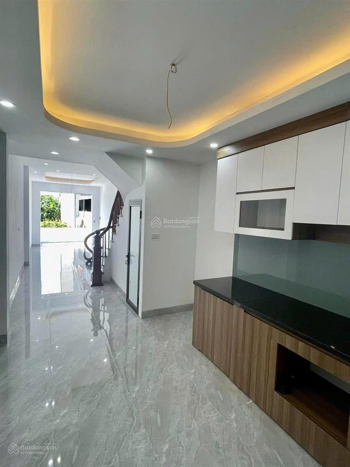 Bán nhà liên mạcô tô lùi cửasổ vuông như tờ a4 mới kính koong