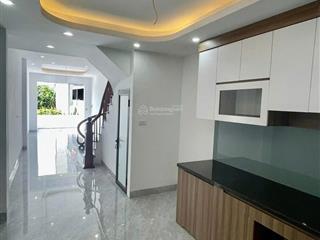 Bán nhà liên mạcô tô lùi cửasổ vuông như tờ a4 mới kính koong