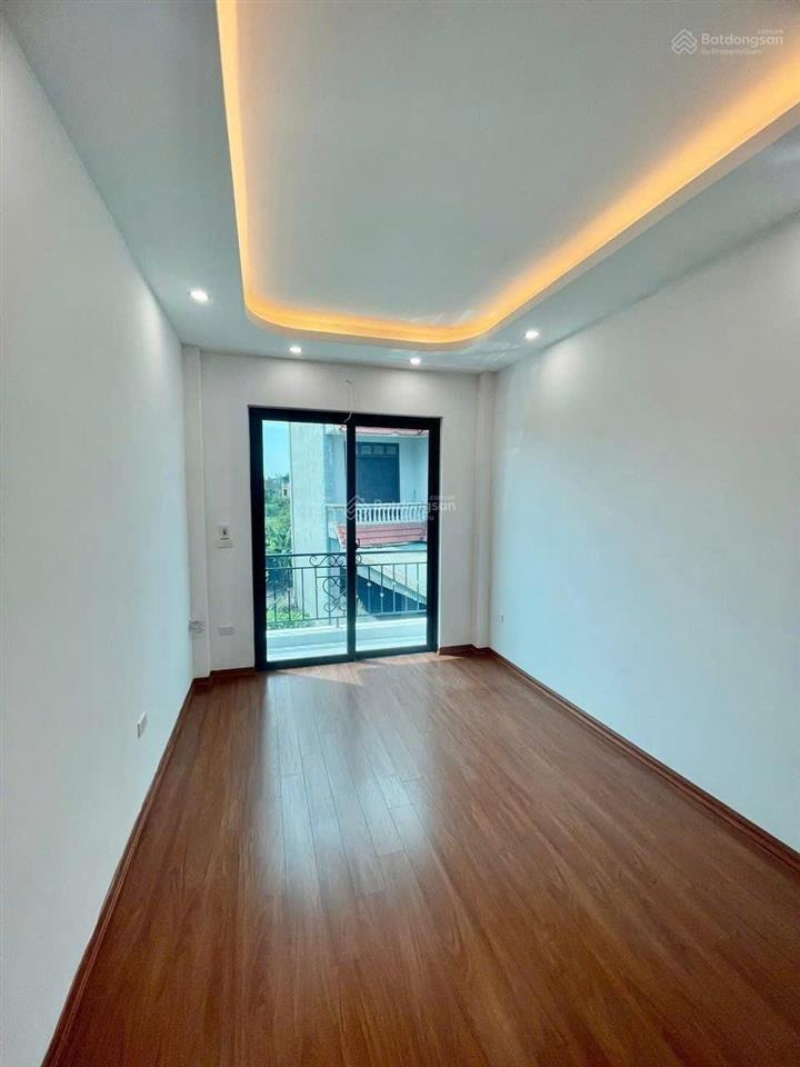 Bán nhà liên mạcô tô lùi cửasổ vuông như tờ a4 mới kính koong