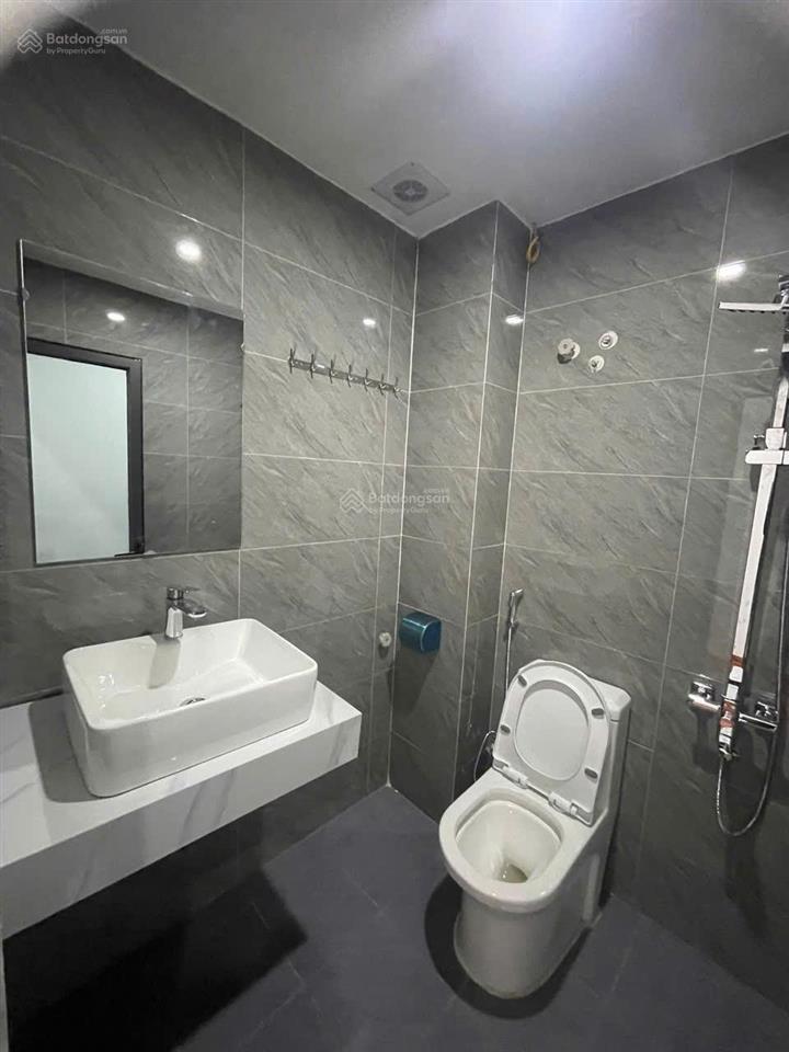 Bán nhà liên mạcô tô lùi cửasổ vuông như tờ a4 mới kính koong